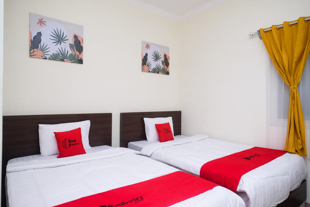 RedDoorz Twin Room
