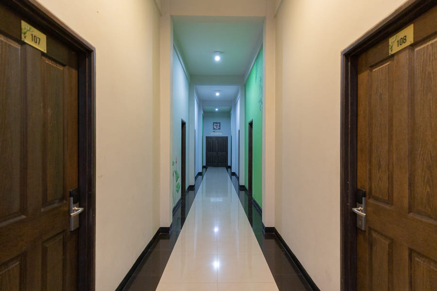 RedDoorz Plus near Mall Slipi Jaya