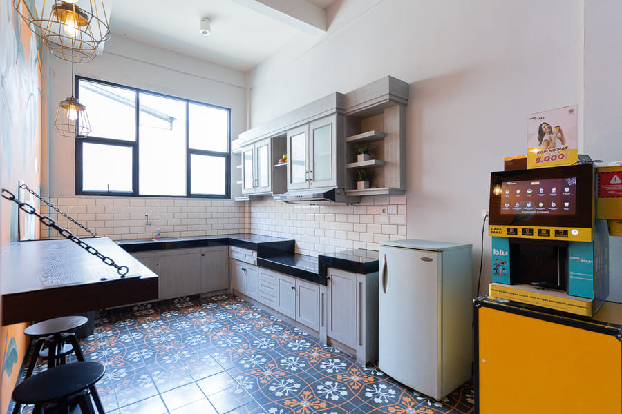 RedDoorz Plus near Mall Slipi Jaya