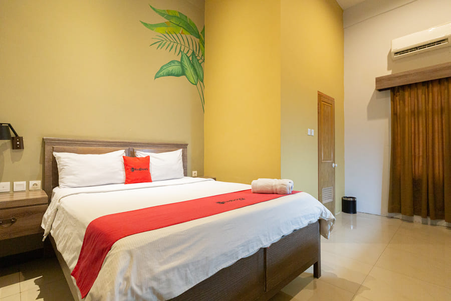 RedDoorz Plus near Mall Slipi Jaya