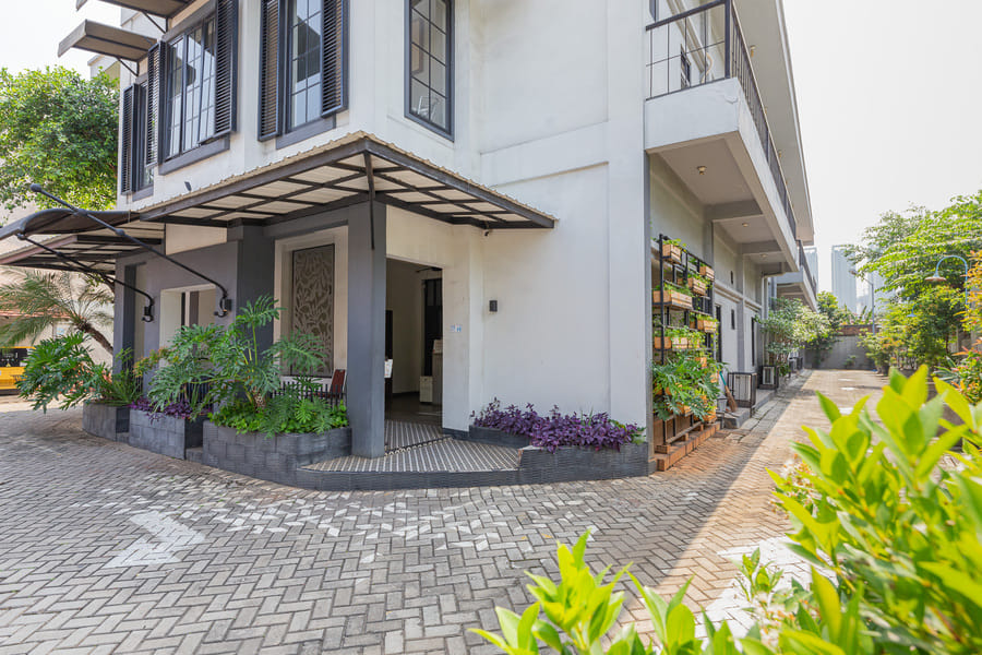 RedDoorz Plus near Mall Slipi Jaya