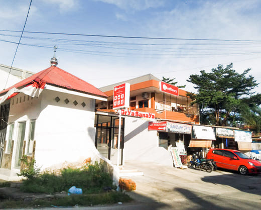 RedDoorz Syariah near Pasar Raya Padang