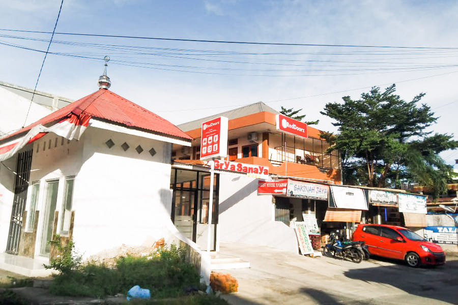 RedDoorz Syariah near Pasar Raya Padang