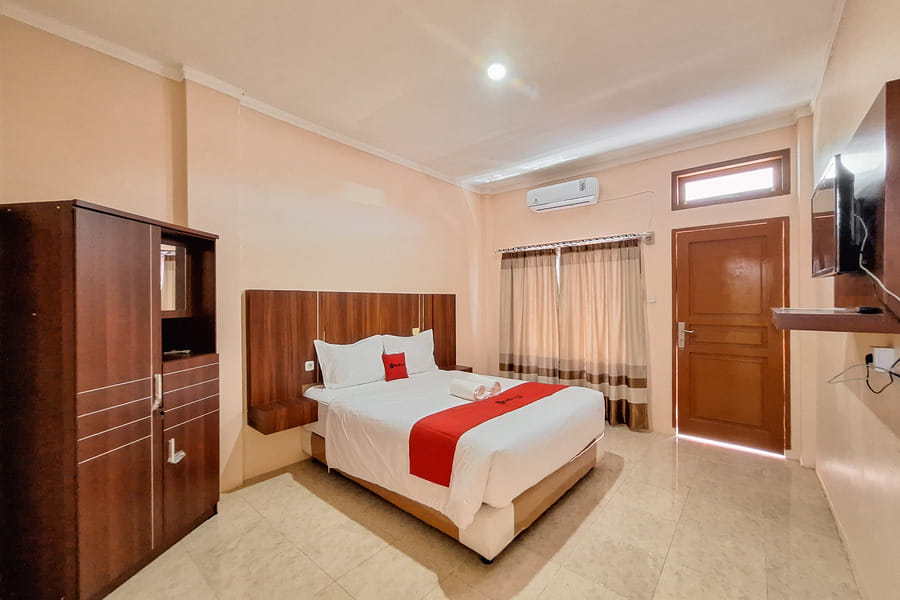 RedDoorz Syariah near Pasar Raya Padang