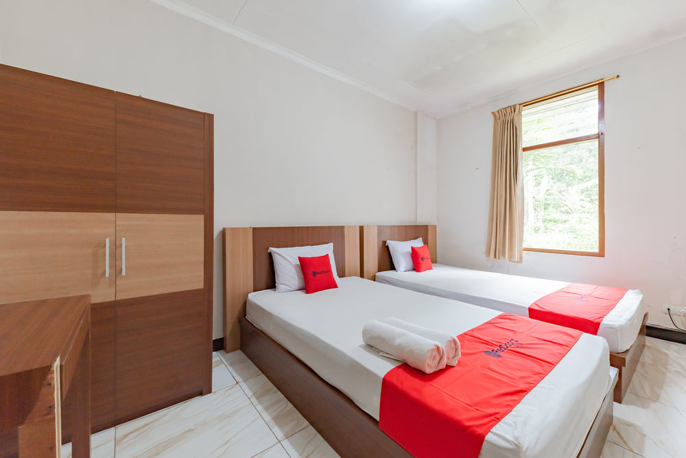 RedDoorz Twin Room