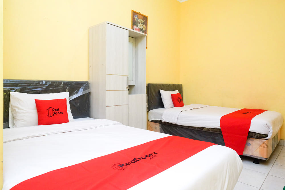 RedDoorz Twin Room