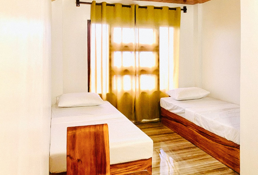 RedDoorz Twin Room