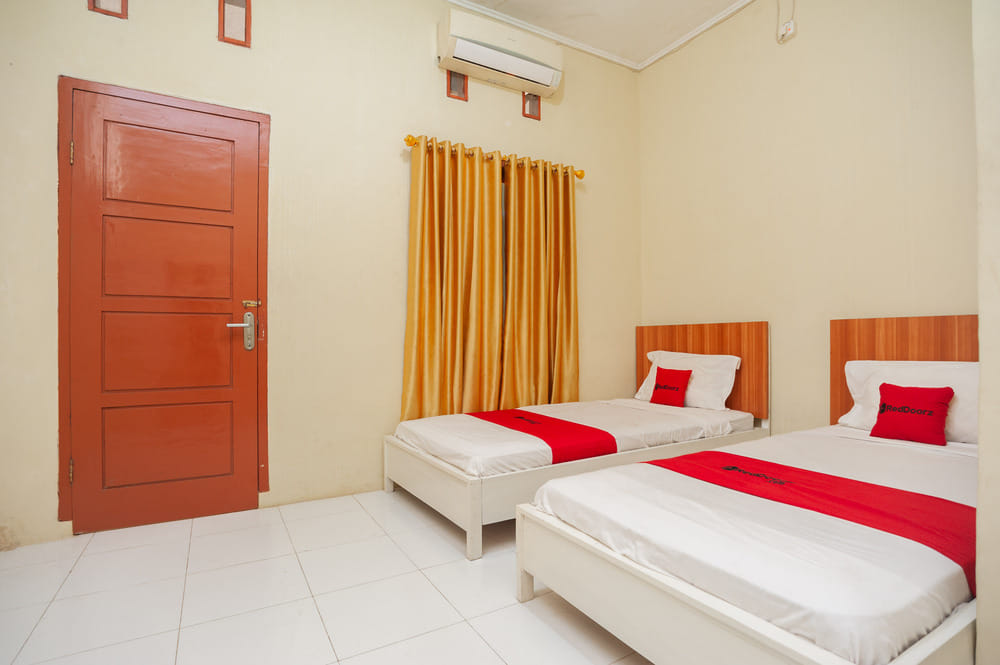 RedDoorz Twin Room
