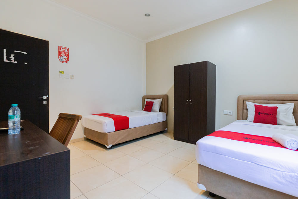 RedDoorz Twin Room