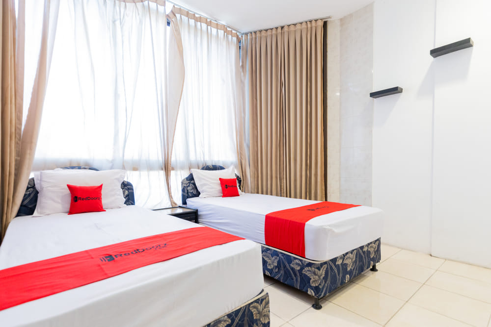 RedDoorz Superior Twin Room