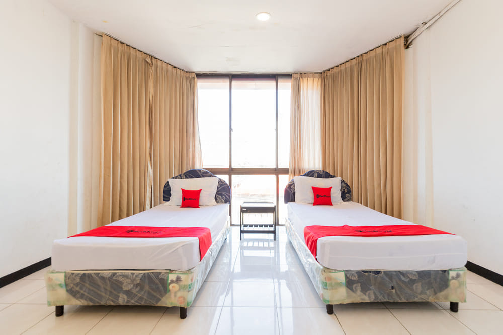RedDoorz Twin Room