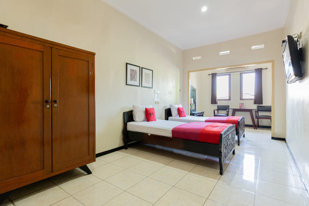 RedDoorz Twin Room