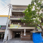 RedDoorz near Taman Flora Bratang Surabaya