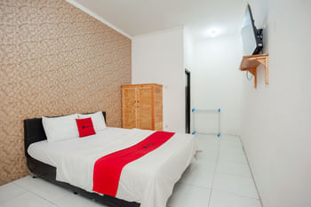 RedDoorz Syariah near Jatisampurna Hospital