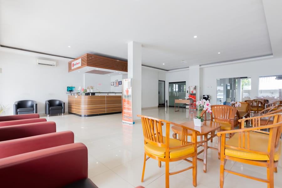 RedDoorz Plus near Living Plaza Jababeka