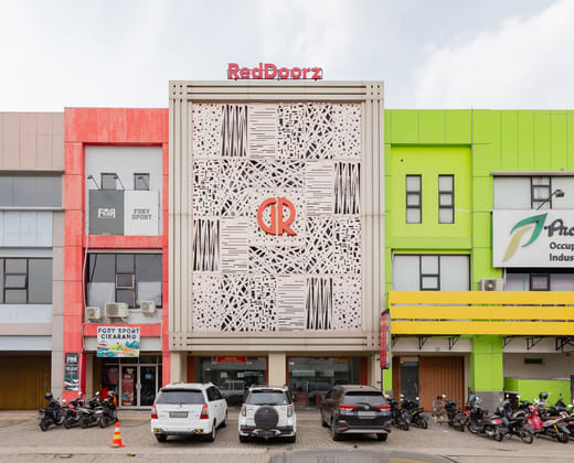 RedDoorz Plus near Living Plaza Jababeka