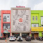 RedDoorz Plus near Living Plaza Jababeka