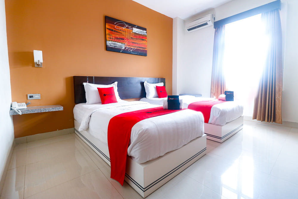 RedDoorz Deluxe Twin Room