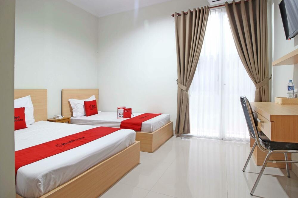 RedDoorz Twin Room