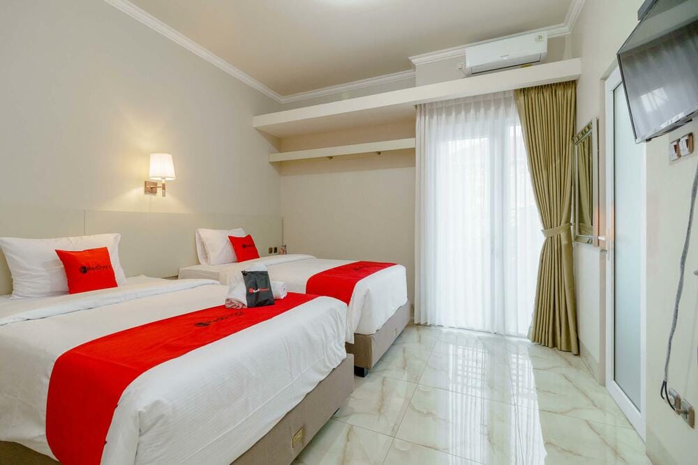 RedDoorz Twin Room