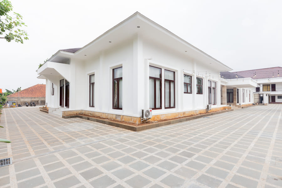 RedDoorz Premium near Stasiun Lenteng Agung