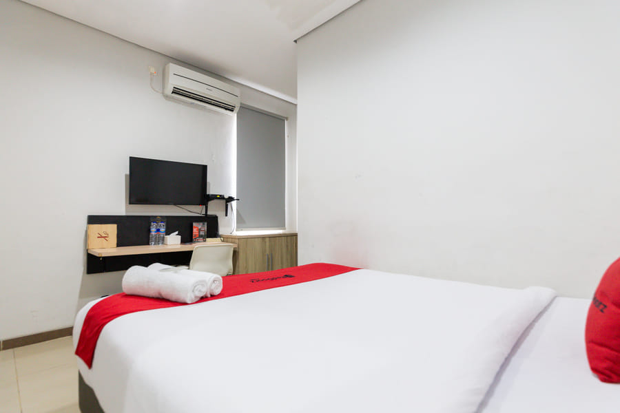 RedDoorz Plus Syariah near Mall Pondok Indah