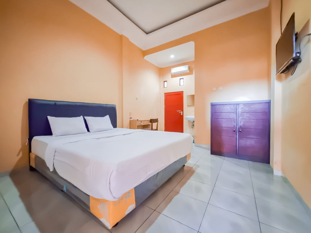 RedDoorz Twin Room