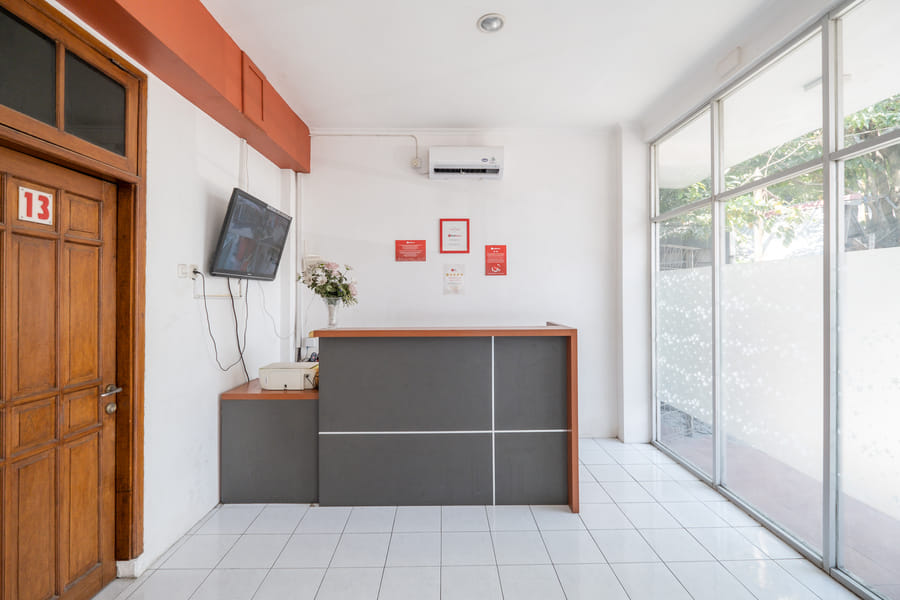 RedDoorz Plus @ Gunungsari Surabaya