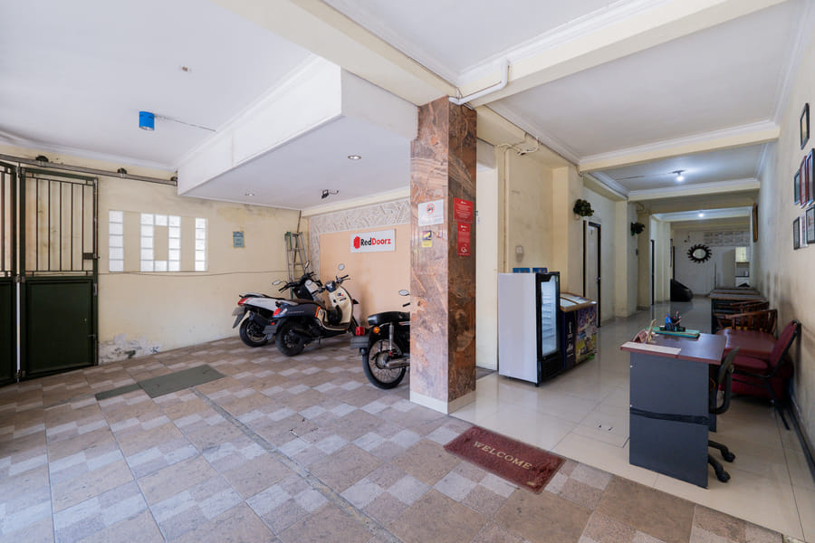 RedDoorz near Surabaya Town Square