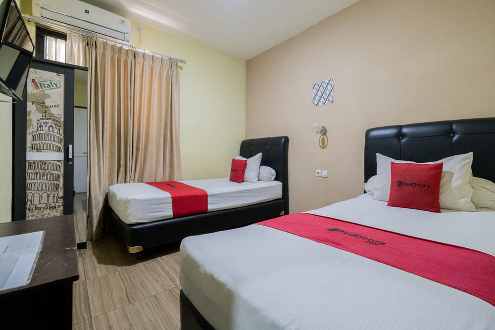 RedDoorz Twin Room