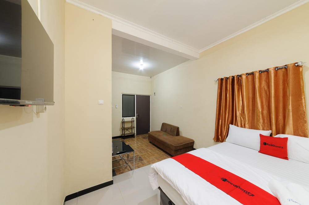 RedDoorz Deluxe Room