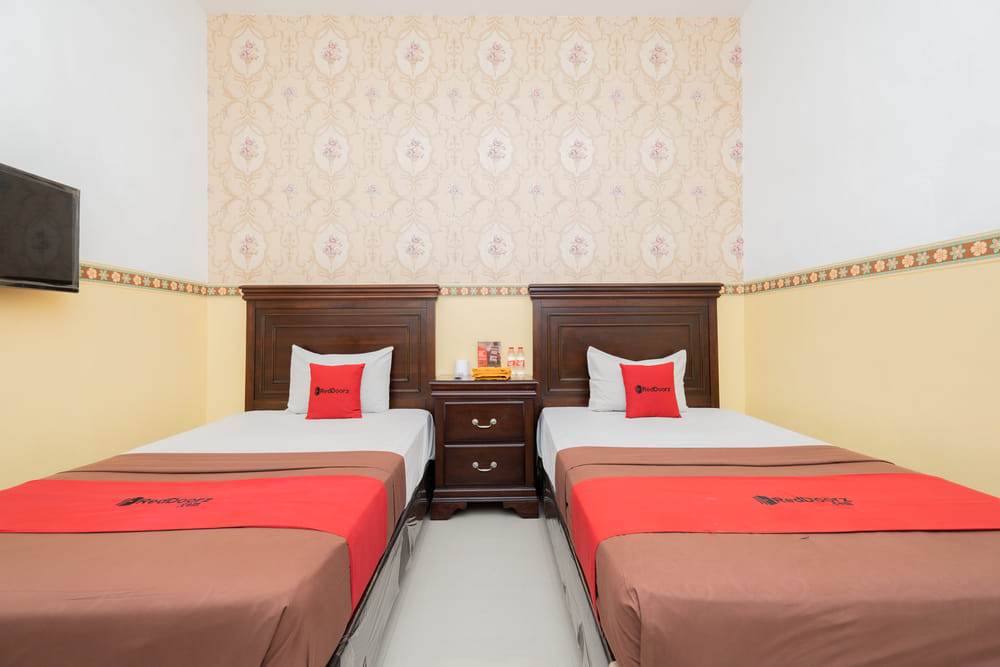RedDoorz Twin Room