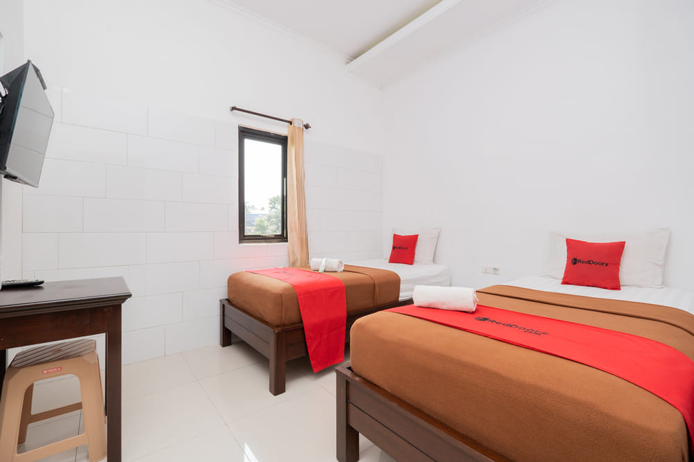 RedDoorz Twin Room