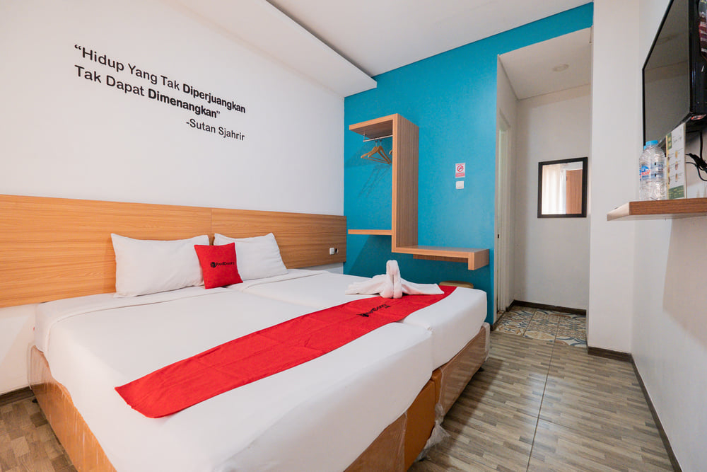 RedDoorz Twin Room