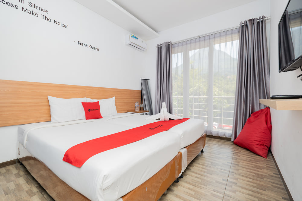 RedDoorz Deluxe Twin Room