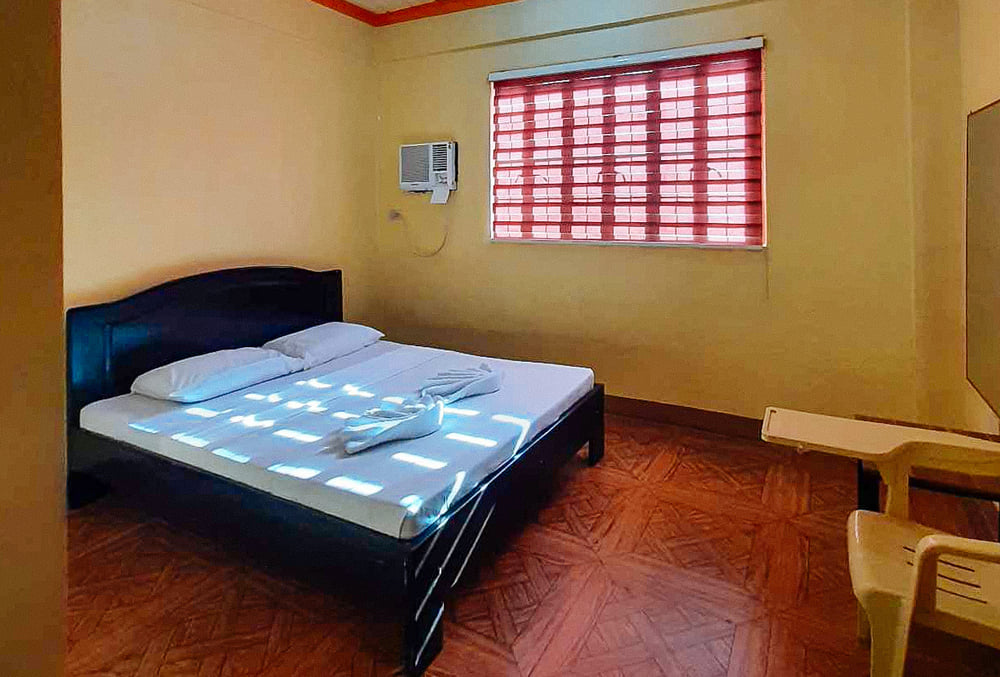 RedDoorz Deluxe Room