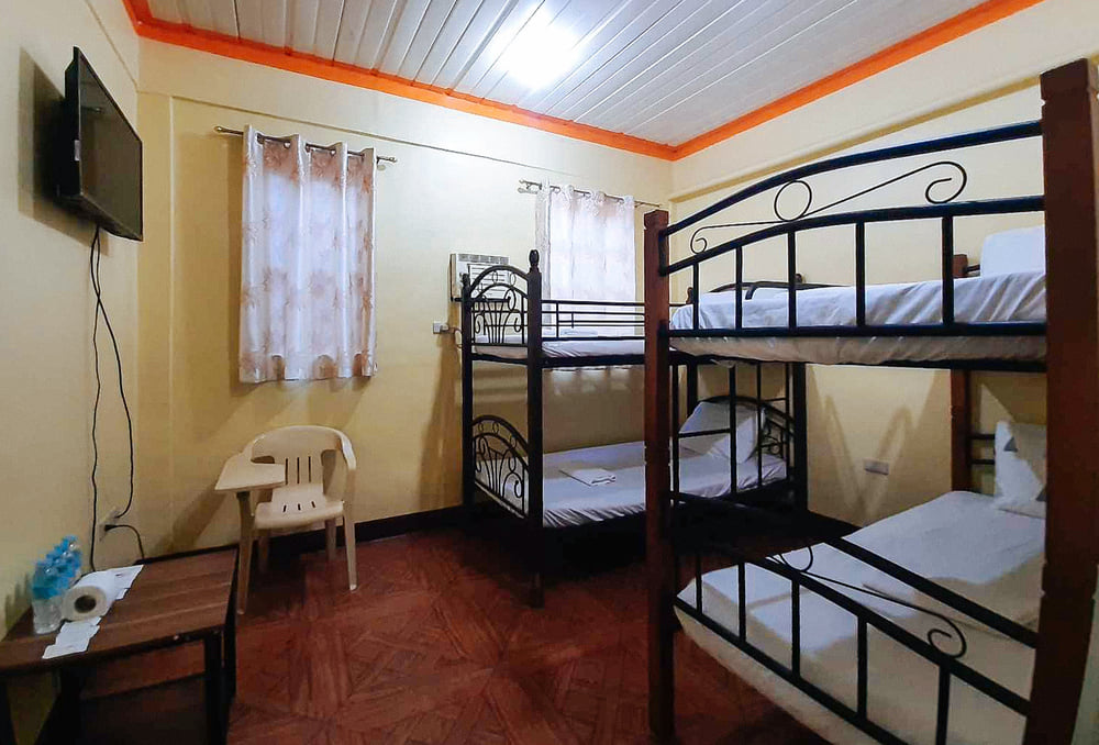 RedDoorz Bed in 4 bed mixed dormitory