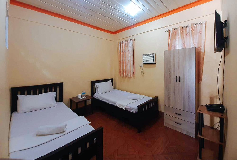 RedDoorz Twin Room