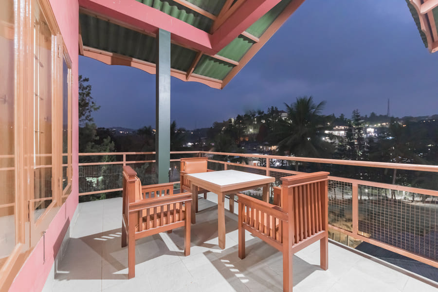 RedDoorz Plus @ Hotel Griya Astoeti