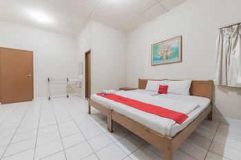 RedDoorz Plus @ Hotel Griya Astoeti