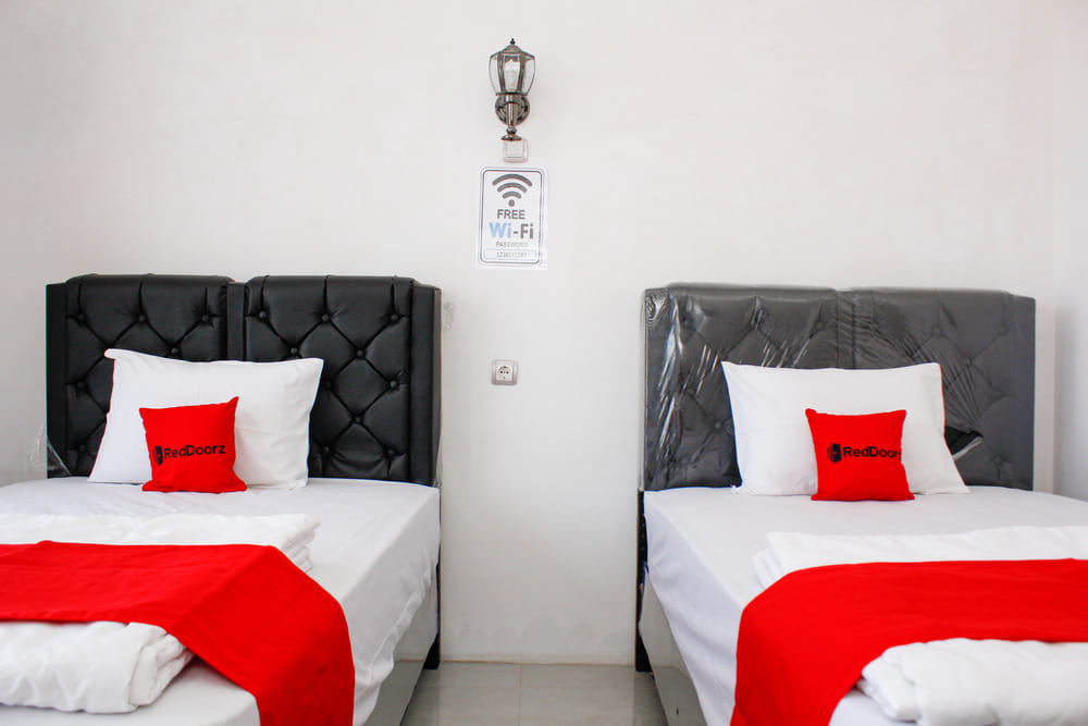 RedDoorz Deluxe Twin Room