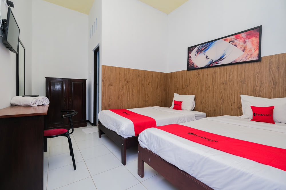 RedDoorz Twin Room