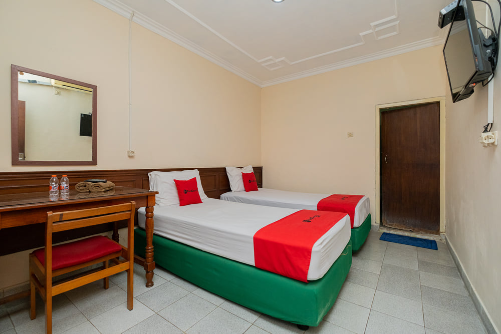 RedDoorz Twin Room