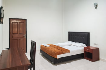 RedDoorz Plus Syariah near Simpang Rimbo Jambi 2