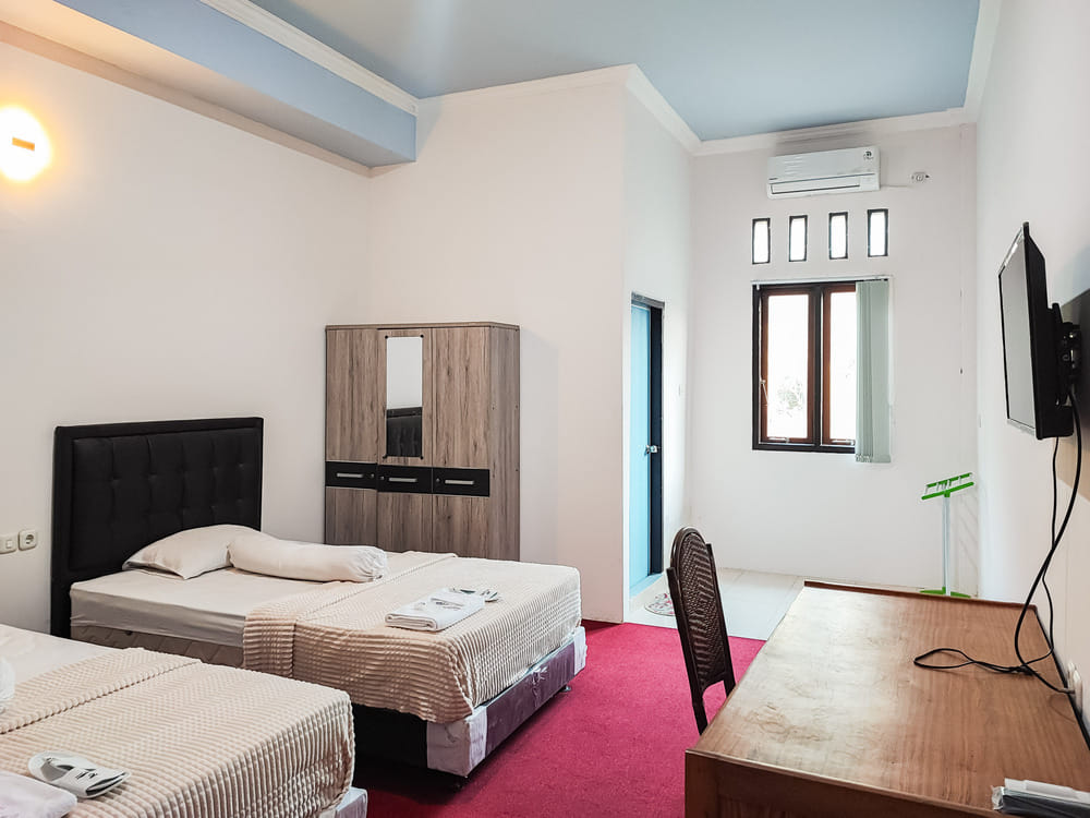 RedDoorz Twin Room