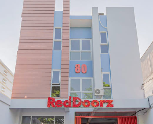 RedDoorz Plus Syariah @ Raya Nginden 2