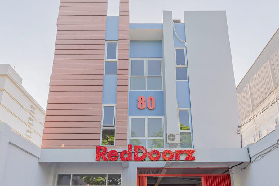 RedDoorz Plus Syariah @ Raya Nginden 2