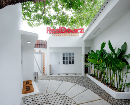 RedDoorz Plus @ Jalan Gatot Subroto Jakarta