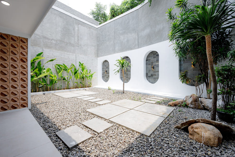 RedDoorz Plus @ Jalan Gatot Subroto Jakarta