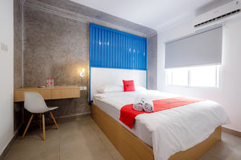 RedDoorz Plus @ Jalan Gatot Subroto Jakarta